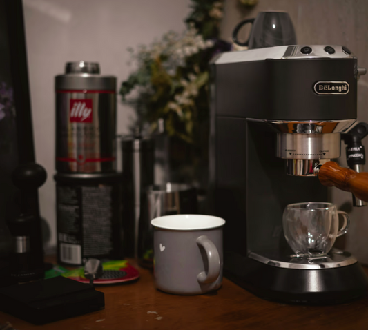 The Coffee Dilemma – Café vs. Home Brewing